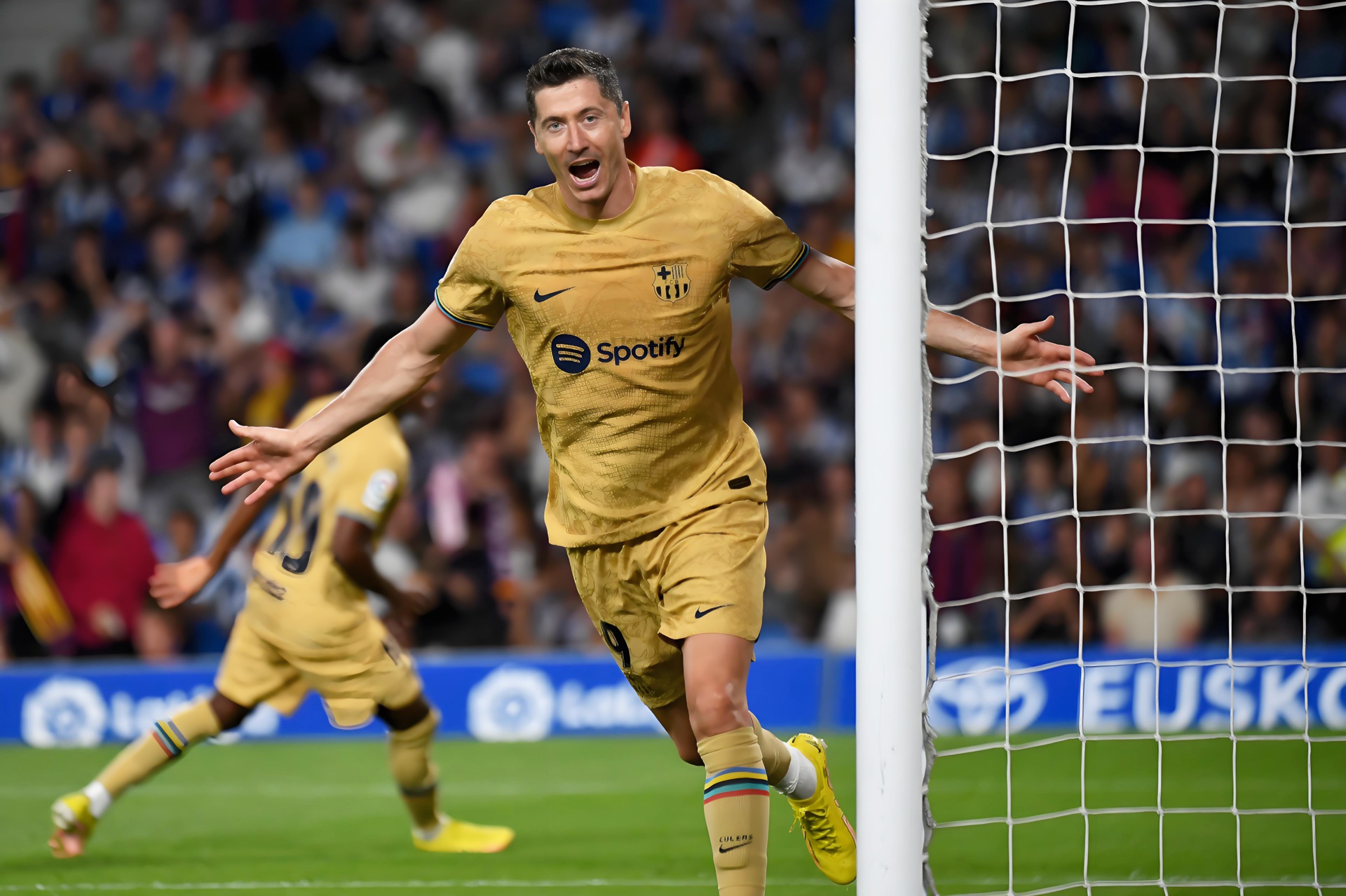 关于莱万多夫斯基在TL比赛中惊险取胜,战术调整引发热议!的信息 关于莱万多夫斯基在TL比赛中惊险取胜,战术调整引发热议!的信息